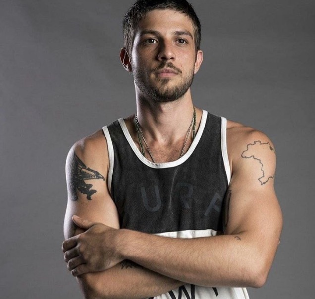 Internautas piram com Chay Suede vivendo garoto de programa em novela