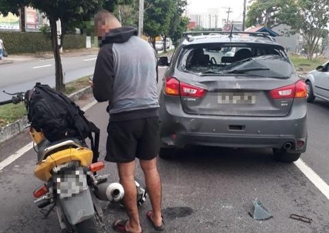 Acidente entre carro e motocicleta deixa trânsito complicado na av. André Araújo