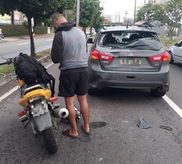 Acidente entre carro e motocicleta deixa trânsito complicado na av. André Araújo