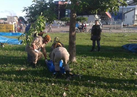 Com rosto retalhado, homem é encontrado morto em praça no Amazonas