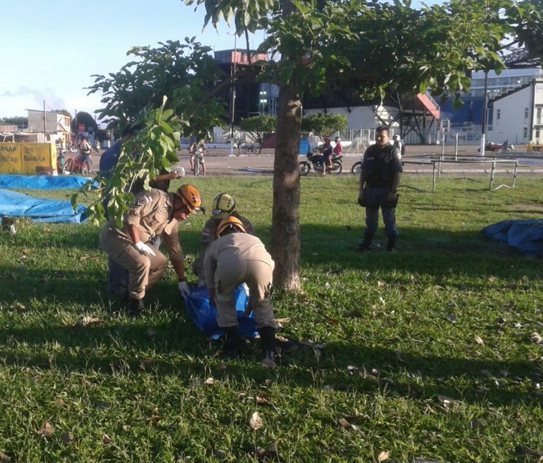 Com rosto retalhado, homem é encontrado morto em praça no Amazonas