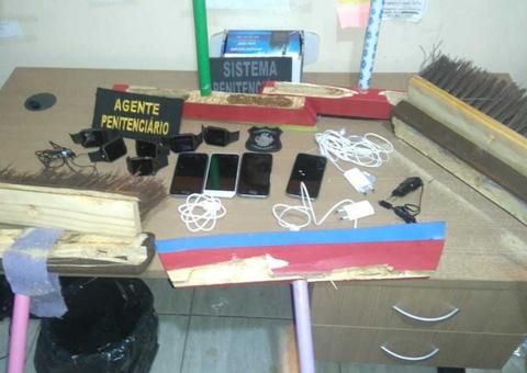 Advogado é preso ao tentar entrar em presídio com celulares escondidos em vassouras e rodos