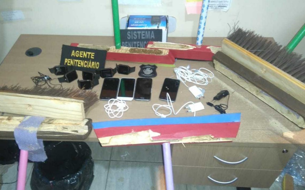 Advogado é preso ao tentar entrar em presídio com celulares escondidos em vassouras e rodos