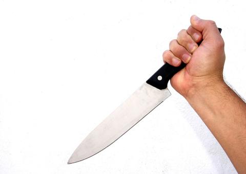 Homem suspeito de estuprar mulher e preso dormindo na cama da vítima em Manaus 