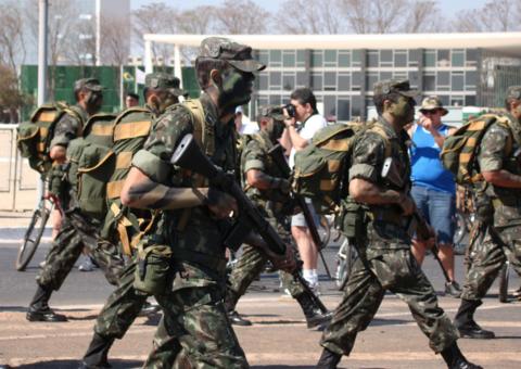 Decreto de Temer vai autorizar militares a dirigir caminhões para fora da estrada