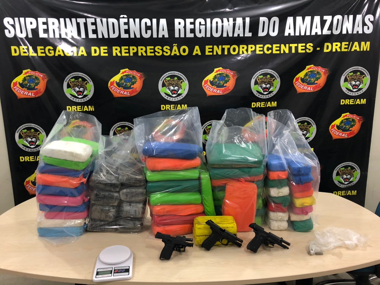Polícia Federal prende dupla com 52kg de drogas em Manaus