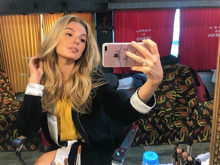 Grávida, Isis Valverde radicaliza no visual e surge loira