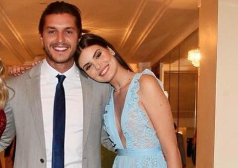 Antes de festão, Camila Queiroz e Klebber Toledo se casam no civil em SP