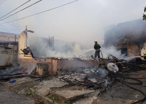 Casa de madeira é completamente destruída por incêndio em Manaus
