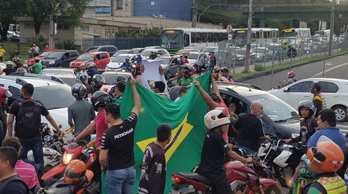 Manifestantes fecham avenida Constantino Nery e trânsito é desviado em Manaus