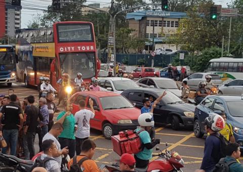 Manifestantes fecham avenida Constantino Nery e trânsito é desviado em Manaus