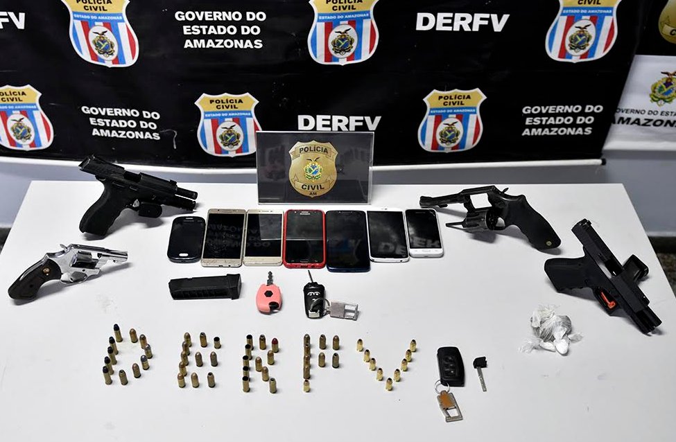 Integrantes de facção criminosa são presos com armas e carros roubados em Manaus