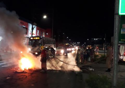 Grupo protesta contra alta na gasolina e provoca incêndio em avenida de Manaus