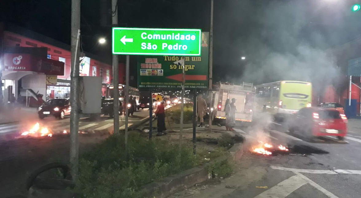 Grupo protesta contra alta na gasolina e provoca incêndio em avenida de Manaus