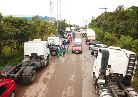 Em Manaus, caminhoneiros começam a deixar bloqueio no Distrito Industrial após ordem judicial