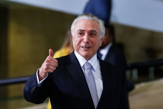 Temer estuda multar caminhoneiros em greve e ameaça com demissões 