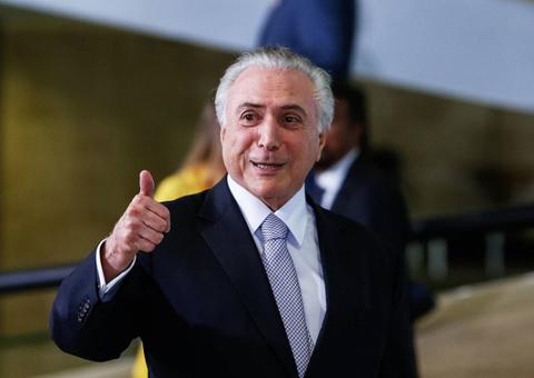 Temer estuda multar caminhoneiros em greve e ameaça com demissões 