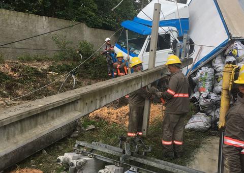 Mais de 3 mil casas ficam sem energia após caminhão derrubar fios e poste na AM-010