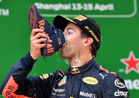 Ricciardo supera problema no motor, segura Vettel e vence GP de Mônaco