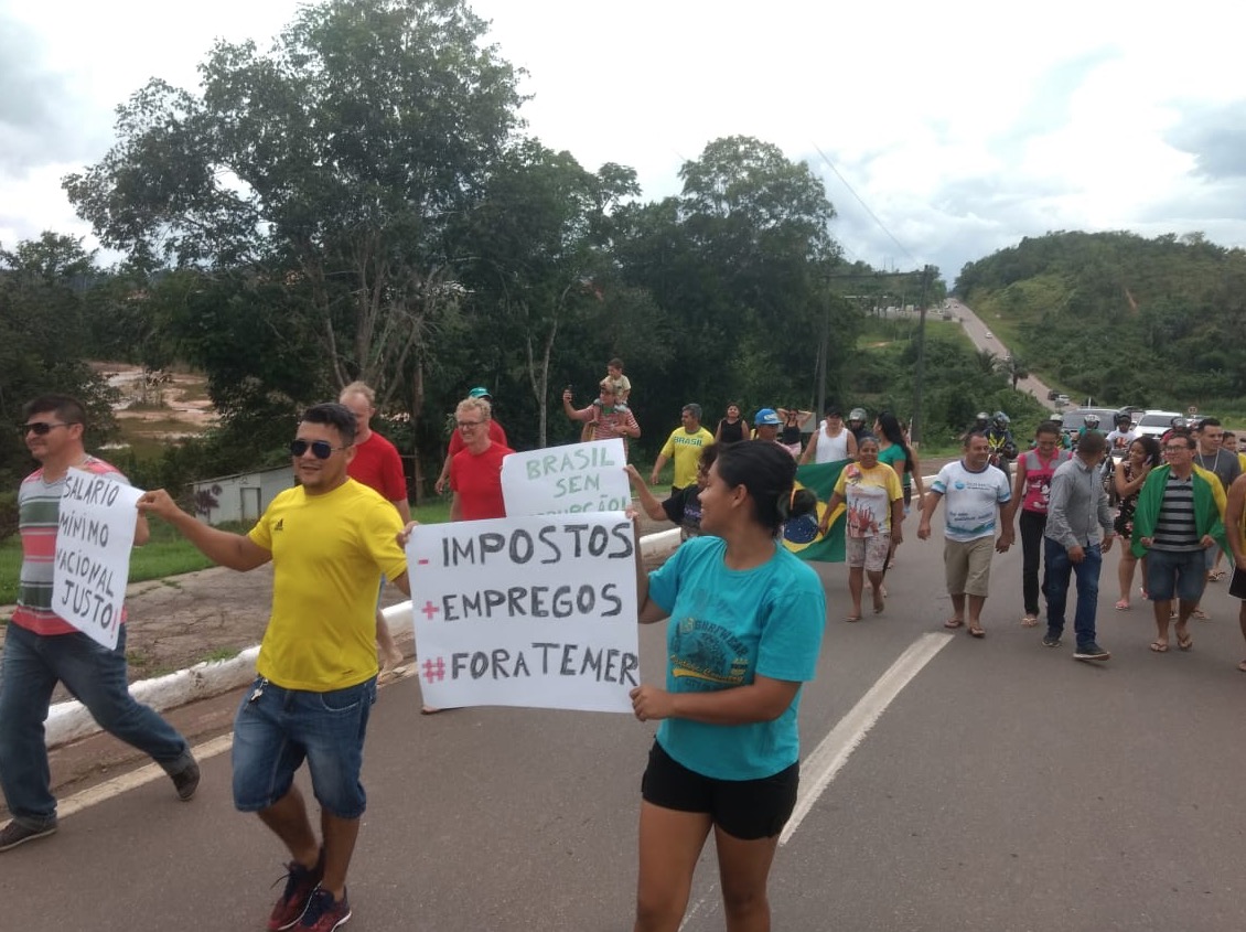 Moradores de Presidente Figueiredo fazem ato em apoio aos caminhoneiros