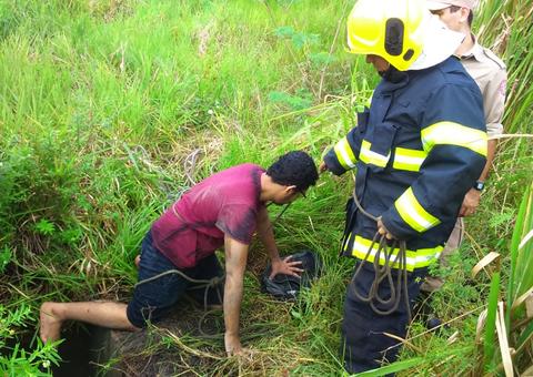 Jovem cai em bueiro sem tampa e é resgatado por bombeiros em Manaus