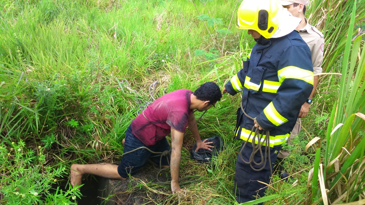 Jovem cai em bueiro sem tampa e é resgatado por bombeiros em Manaus