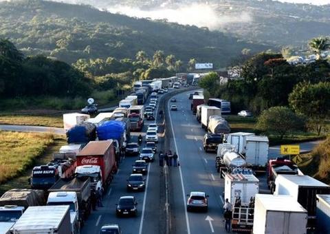 No WhatsApp, caminhoneiros dizem que greve está longe do fim