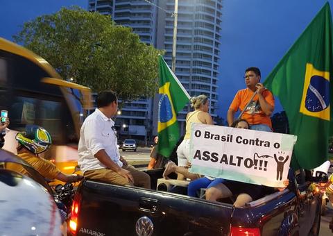 Manauaras fecham Ponta Negra em apoio a greve dos caminhoneiros 
