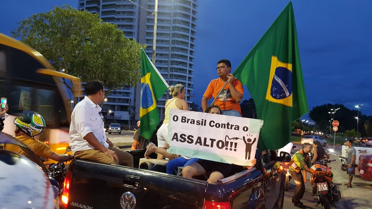 Manauaras fecham Ponta Negra em apoio a greve dos caminhoneiros 