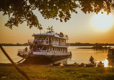 Hospital fluvial leva atendimento a comunidades ribeirinhas