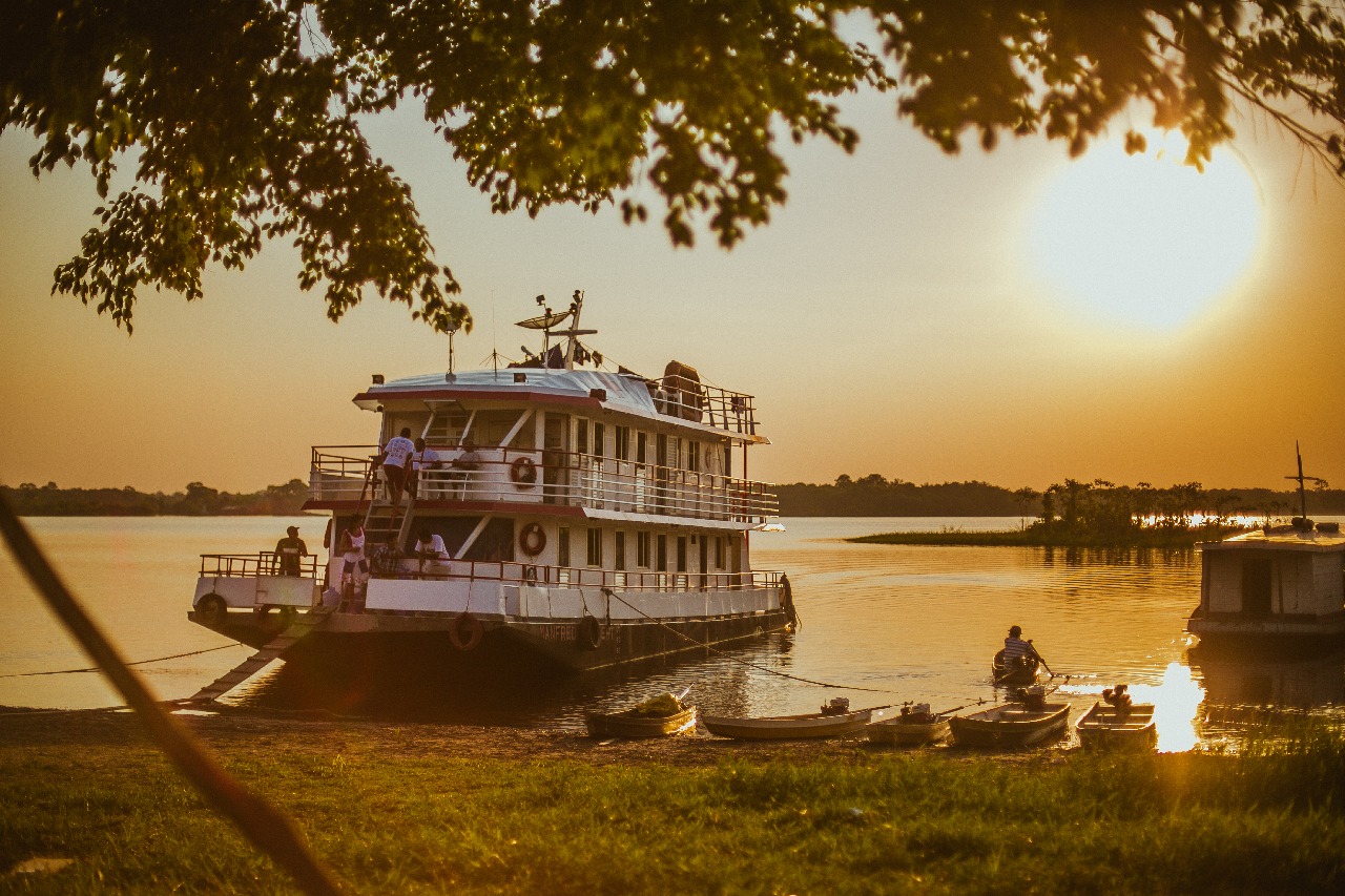 Hospital fluvial leva atendimento a comunidades ribeirinhas