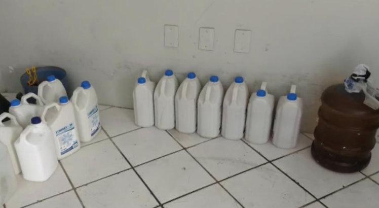 Dupla é presa após vender galões de gasolina a preços abusivos