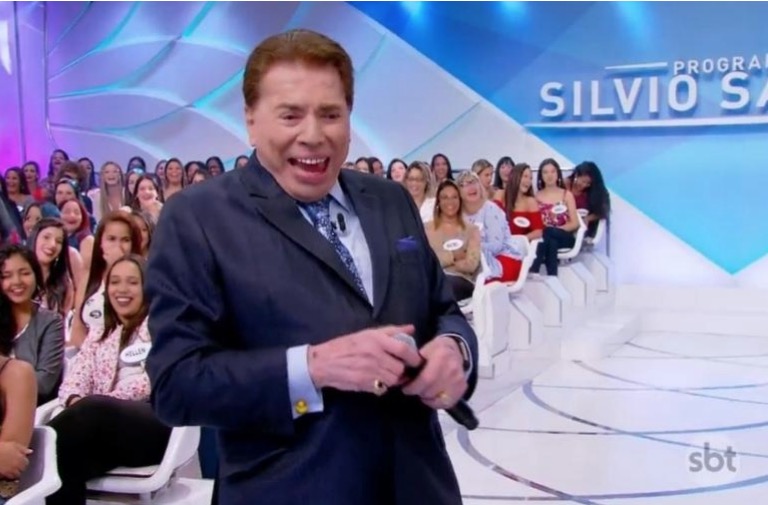 Silvio Santos pede cena romântica para menina de 9 anos e causa mal-estar