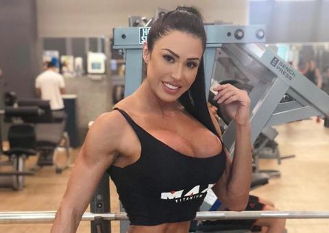 Na cama, Gracyanne Barbosa posa empinada de fio dental em foto provocante