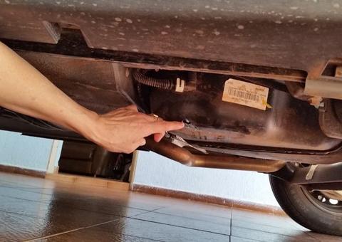 Criminosos invadem garagem de casa e furtam gasolina de carro 