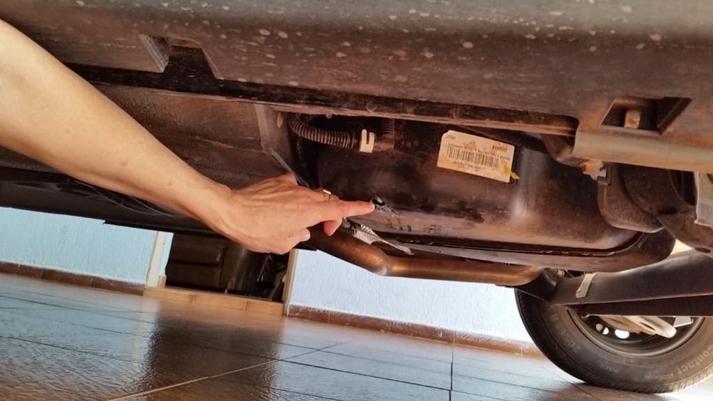 Criminosos invadem garagem de casa e furtam gasolina de carro 