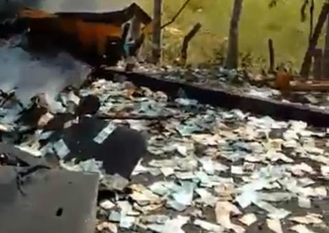 Dinheiro fica espalhado após explosão de carro-forte em rodovia   