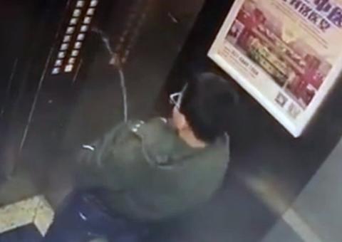 Menino faz xixi em botões do elevador e o pior acontece