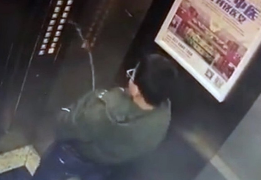 Menino faz xixi em botões do elevador e o pior acontece
