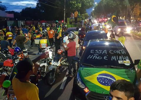 Inconformados, manauaras realizam passeata contra preço da gasolina em Manaus