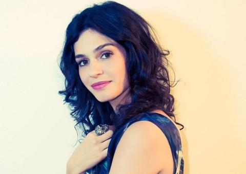 Atriz surpreende seguidores ao publicar foto nua dentro do banheiro de bar