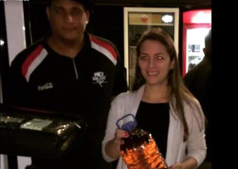 Com greve, pizzaria aceita gasolina como forma de pagamento