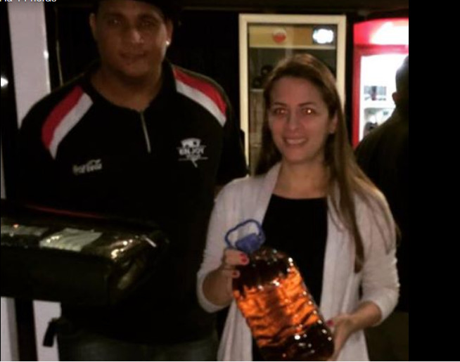 Com greve, pizzaria aceita gasolina como forma de pagamento