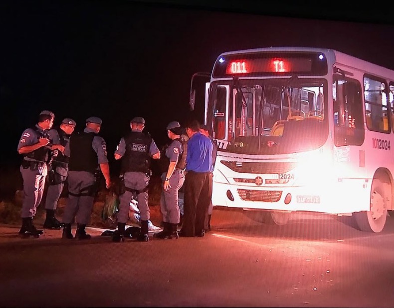Assaltante é agredido por populares após roubo a ônibus em Manaus
