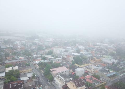 Neblina encobre céu de Manaus no início da manhã desta terça-feira; veja fotos