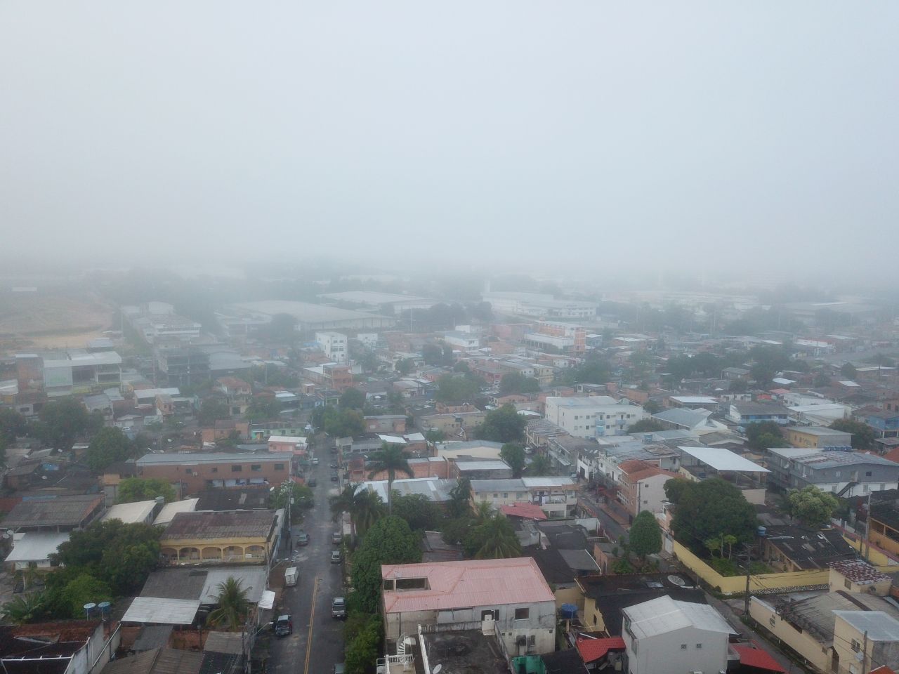 Neblina encobre céu de Manaus no início da manhã desta terça-feira; veja fotos