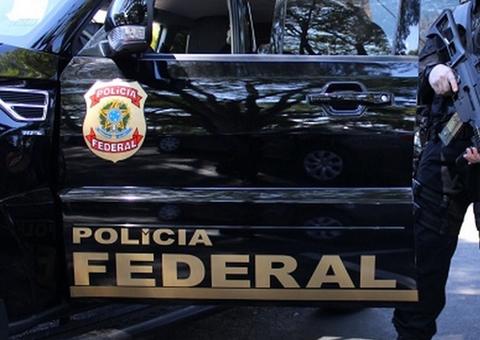 Cadela ajuda polícia a prender homens com fuzil e cocaína