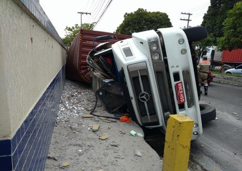 Carreta tomba na avenida Efigênio Salles em Manaus