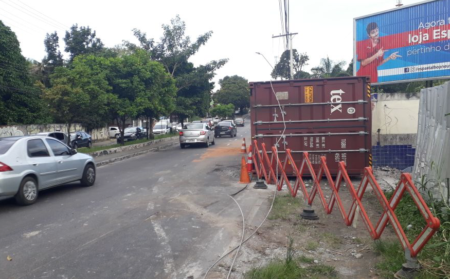 Avenida Efigênio Salles é liberada 6 horas depois de carreta tombar 