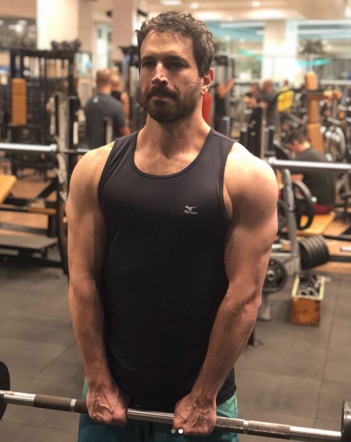  Avô aos 46, Caco Ciocler posa sarado após mudança no corpo